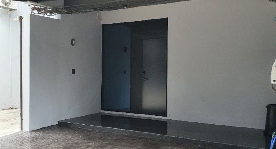 Casa adosada en venta y en alquiler de 4 habitaciones en Phra Khanong, Bangkok