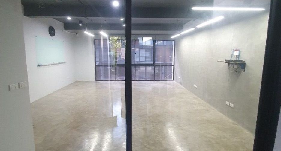 Casa adosada en venta y en alquiler de 4 habitaciones en Phra Khanong, Bangkok
