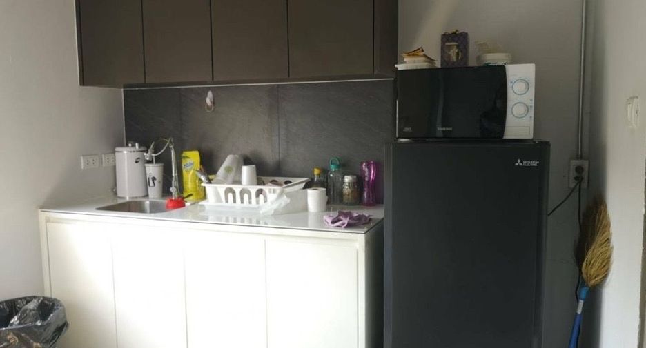 Casa adosada en venta y en alquiler de 4 habitaciones en Phra Khanong, Bangkok