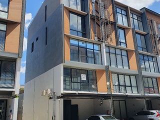 For sale and for rent 4 bedrooms townhouse in Phra Khanong, Bangkok