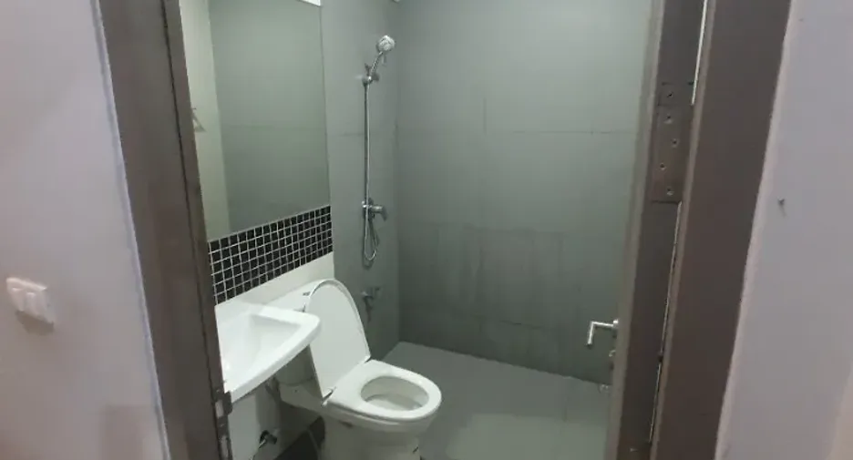 Casa adosada en venta y en alquiler de 4 habitaciones en Phra Khanong, Bangkok