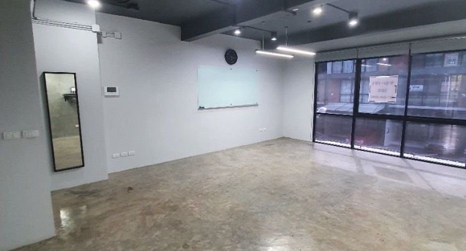 Casa adosada en venta y en alquiler de 4 habitaciones en Phra Khanong, Bangkok