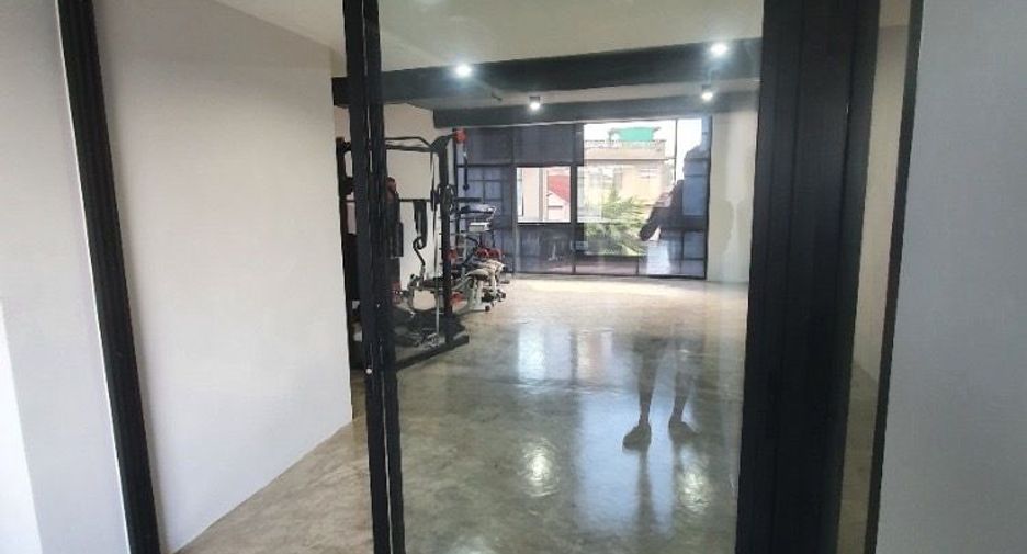 Casa adosada en venta y en alquiler de 4 habitaciones en Phra Khanong, Bangkok
