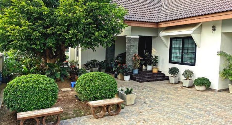 For sale 3 bedrooms house in Mueang Kamphaeng Phet, Kamphaeng Phet