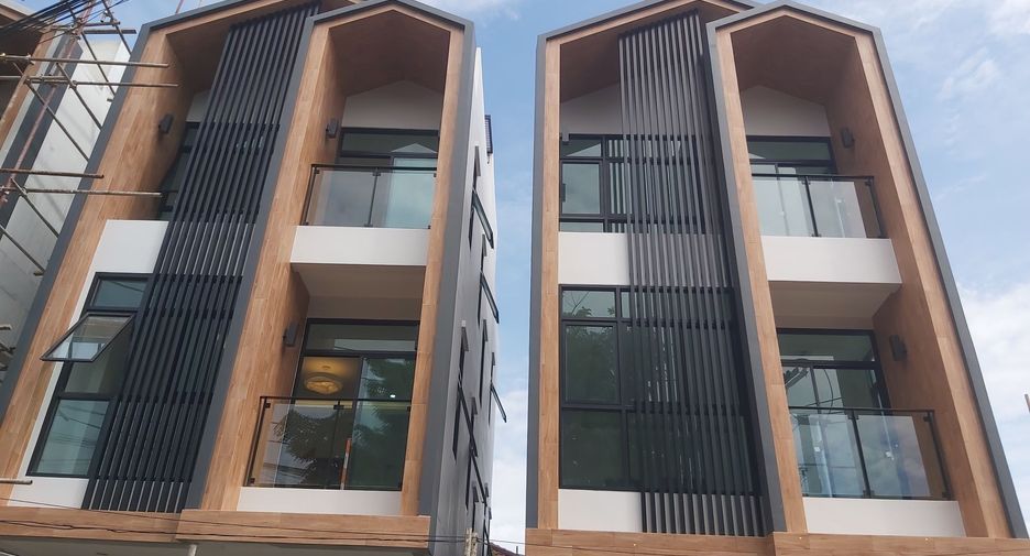 For sale 4 bedrooms house in Huai Khwang, Bangkok
