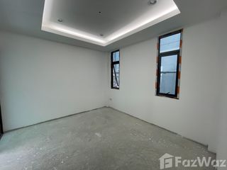 Продажа 4 спальни дом в Хуаи Кхщанг, Бангкок