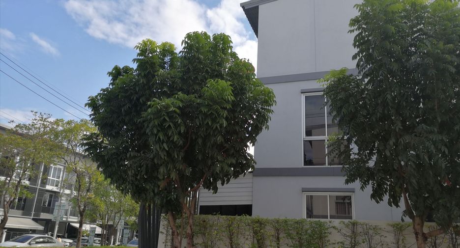 For sale 5 bedrooms townhouse in Khlong Sam Wa, Bangkok