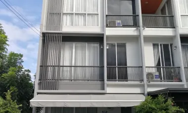 Casa adosada en venta de 5 habitaciones en Khlong Sam Wa, Bangkok