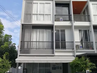 出售 5 卧室 联排别墅 在 Khlong Sam Wa, 曼谷