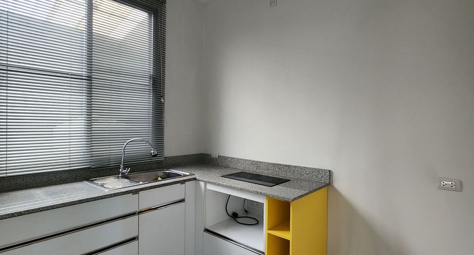 For sale 5 bedrooms townhouse in Khlong Sam Wa, Bangkok