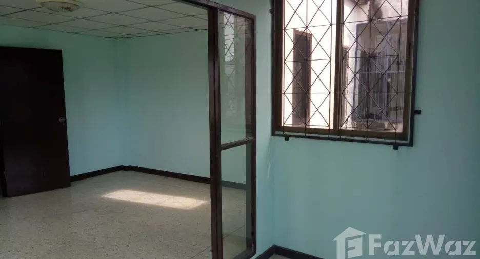Продажа и аренда 2 спальни таунхаус в Ban Bueng, Чонбури
