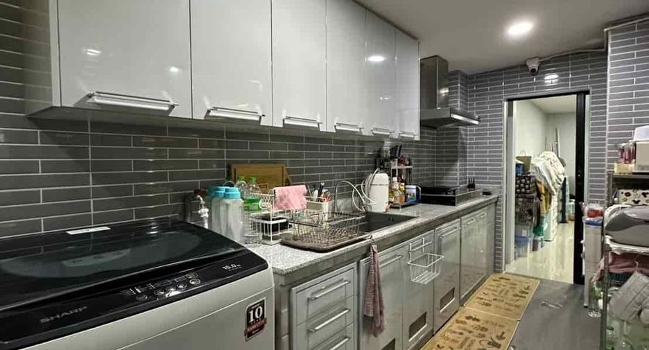 For sale 4 bedrooms townhouse in Mueang Pathum Thani, Pathum Thani