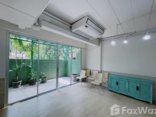Casa adosada en venta de 6 habitaciones en Phra Khanong, Bangkok