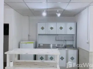 Casa adosada en venta de 6 habitaciones en Phra Khanong, Bangkok