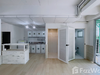 Casa adosada en venta de 6 habitaciones en Phra Khanong, Bangkok