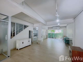 Casa adosada en venta de 6 habitaciones en Phra Khanong, Bangkok