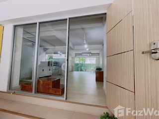 Casa adosada en venta de 6 habitaciones en Phra Khanong, Bangkok