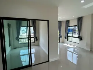出租 4 卧室 独立屋 在 Lam Luk Ka, Pathum Thani