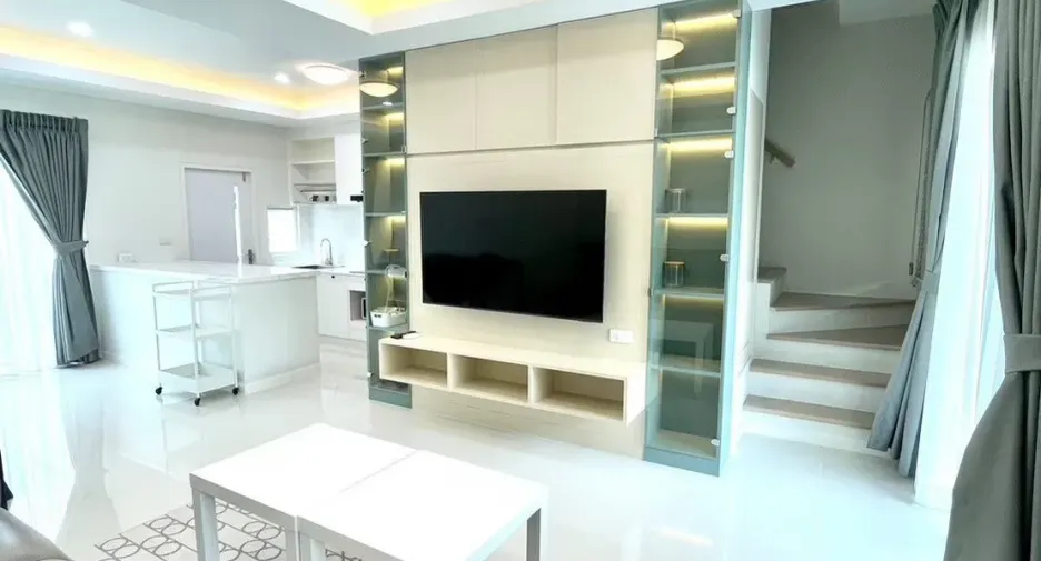 Casa adosada en venta y en alquiler de 3 habitaciones en Bang Phli, Samut Prakan