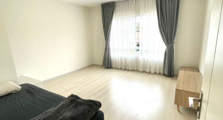 Casa adosada en venta y en alquiler de 3 habitaciones en Bang Phli, Samut Prakan