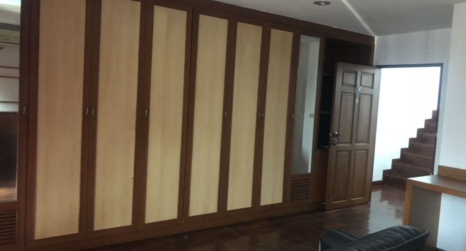 À vendre 5 chambres maison de ville à Wang Thonglang, Bangkok