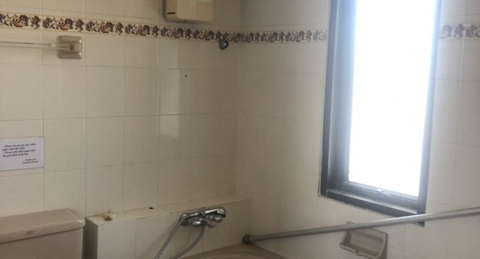 For sale 5 bedrooms townhouse in Wang Thonglang, Bangkok