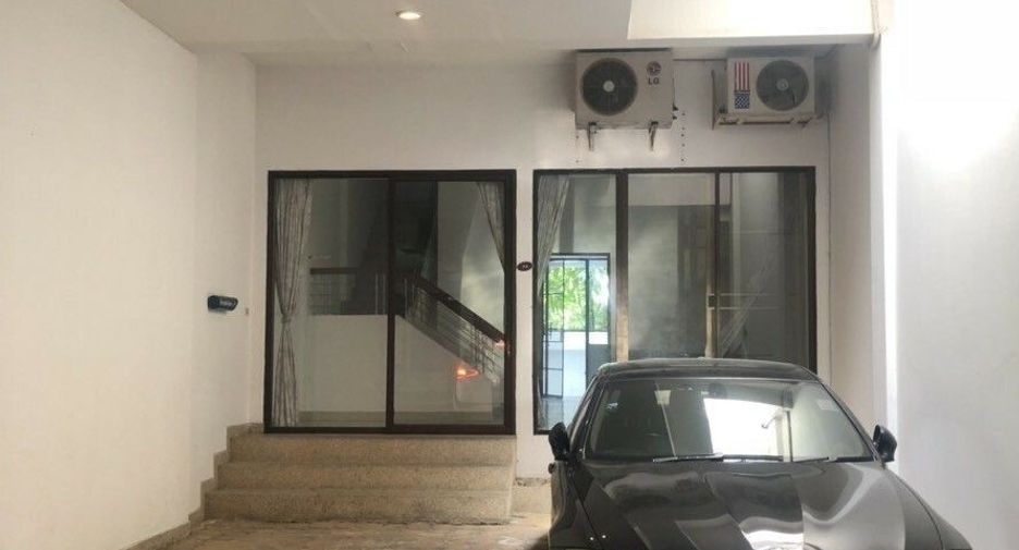 For sale 5 bedrooms townhouse in Wang Thonglang, Bangkok
