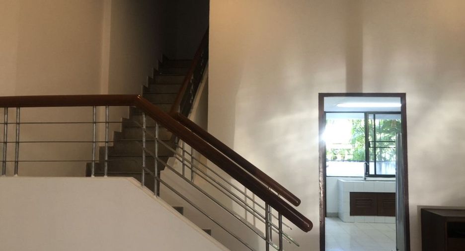 For sale 5 bedrooms townhouse in Wang Thonglang, Bangkok