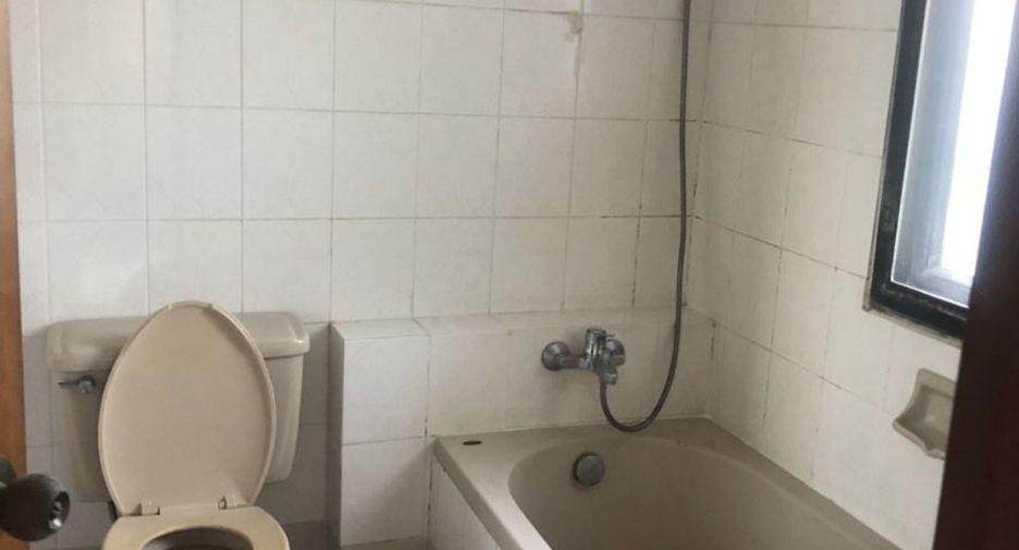 For sale 5 bedrooms townhouse in Wang Thonglang, Bangkok