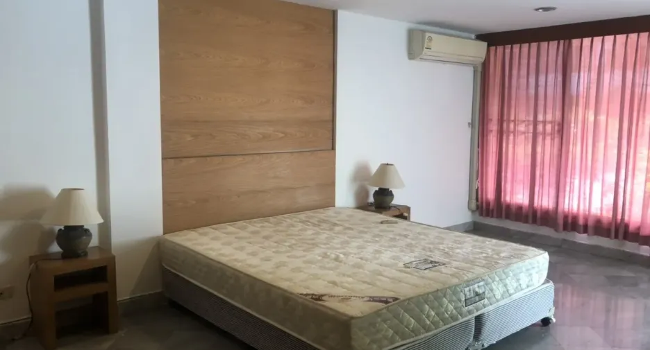 For sale 5 bedrooms townhouse in Wang Thonglang, Bangkok