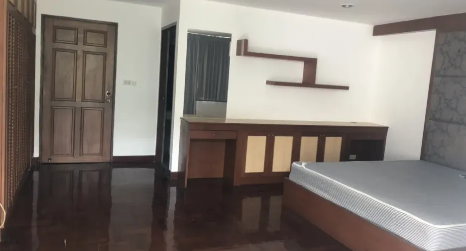 For sale 5 bedrooms townhouse in Wang Thonglang, Bangkok