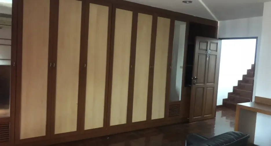 For sale 5 bedrooms townhouse in Wang Thonglang, Bangkok