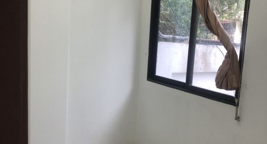For sale 5 bedrooms townhouse in Wang Thonglang, Bangkok
