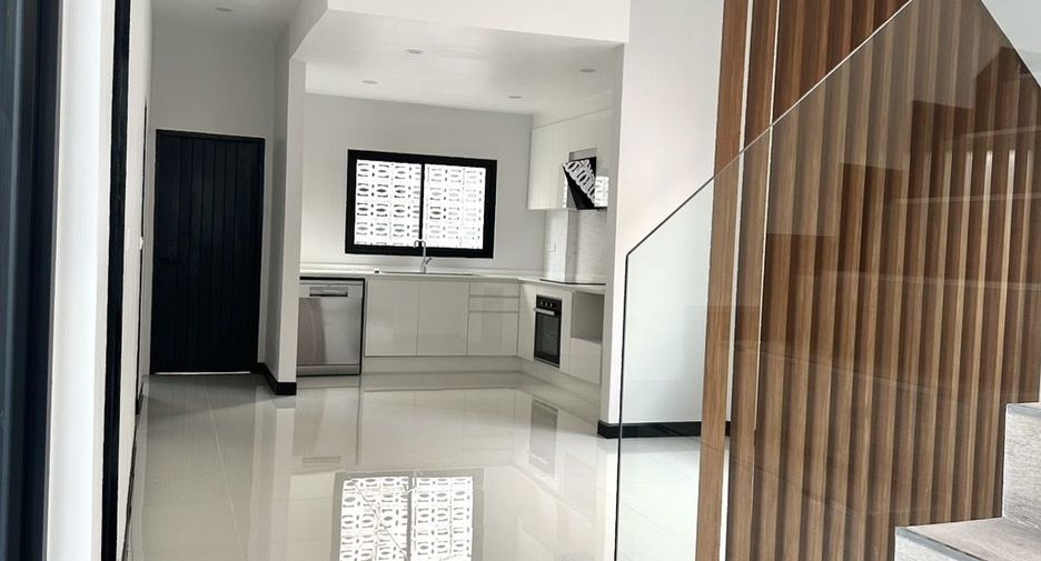Casa en venta de 4 habitaciones en Bang Phli, Samut Prakan
