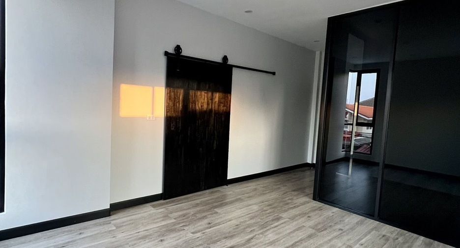 Casa en venta de 4 habitaciones en Bang Phli, Samut Prakan