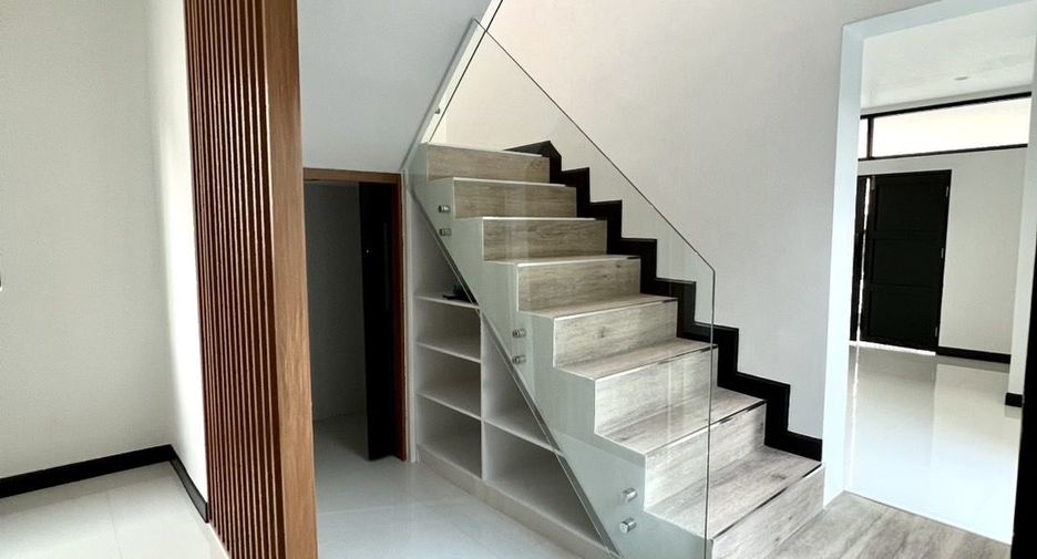 Casa en venta de 4 habitaciones en Bang Phli, Samut Prakan