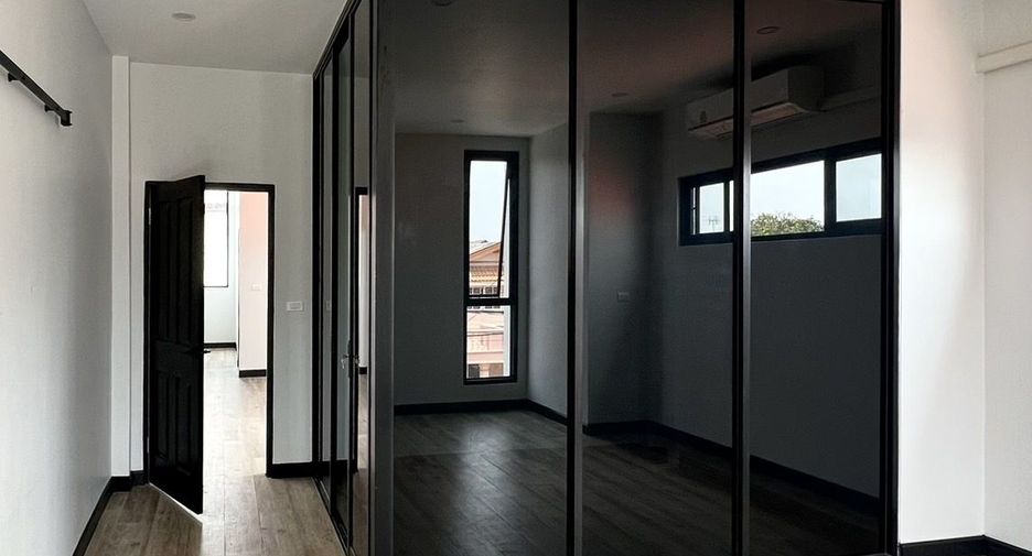Casa en venta de 4 habitaciones en Bang Phli, Samut Prakan