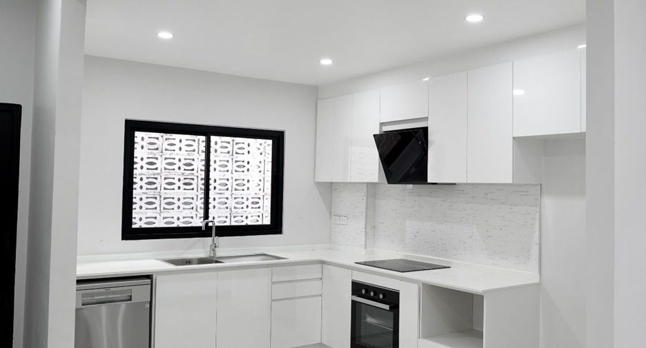 Casa en venta de 4 habitaciones en Bang Phli, Samut Prakan
