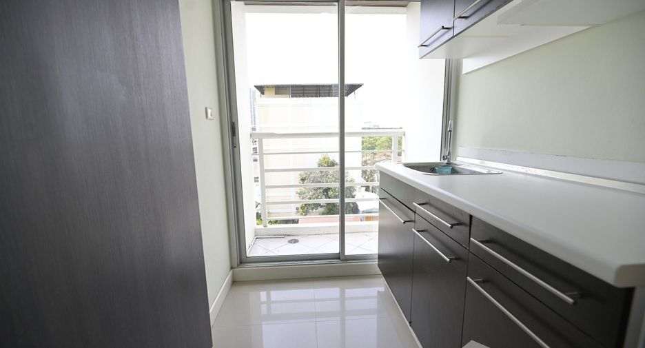 For sale studio condo in Phra Khanong, Bangkok