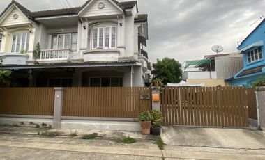 For sale 3 ベッドルーム townhouse in Khlong Sam Wa, Bangkok