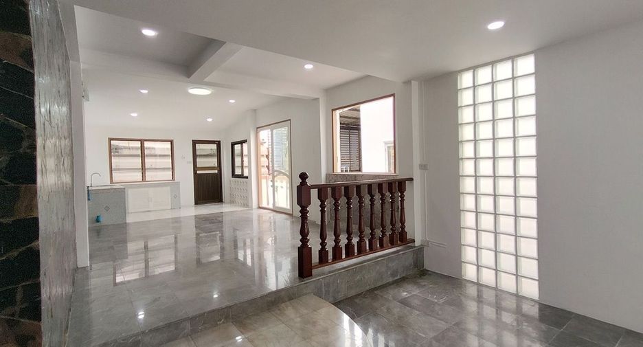 For sale 3 bedrooms townhouse in Mueang Samut Sakhon, Samut Sakhon