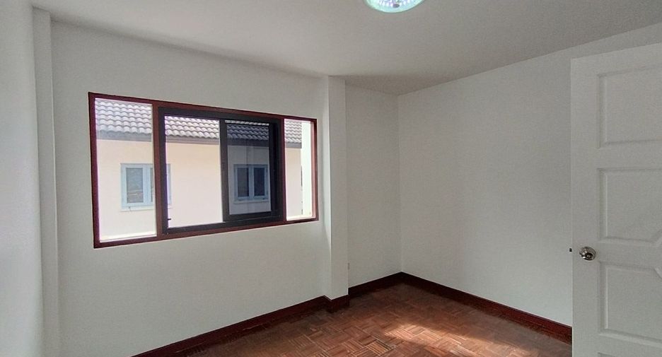 For sale 3 bedrooms townhouse in Mueang Samut Sakhon, Samut Sakhon