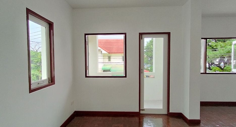 For sale 3 bedrooms townhouse in Mueang Samut Sakhon, Samut Sakhon