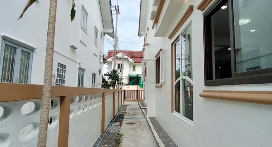 For sale 3 bedrooms townhouse in Mueang Samut Sakhon, Samut Sakhon