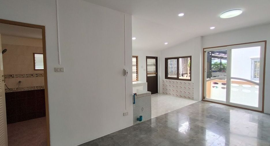 For sale 3 bedrooms townhouse in Mueang Samut Sakhon, Samut Sakhon