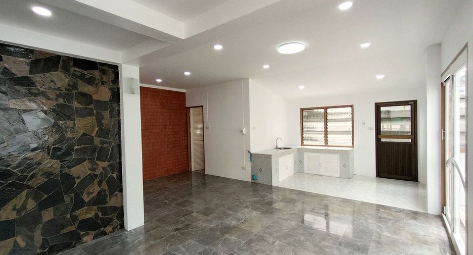 For sale 3 bedrooms townhouse in Mueang Samut Sakhon, Samut Sakhon