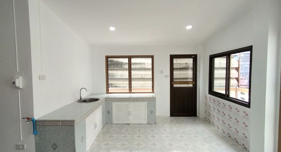 For sale 3 bedrooms townhouse in Mueang Samut Sakhon, Samut Sakhon