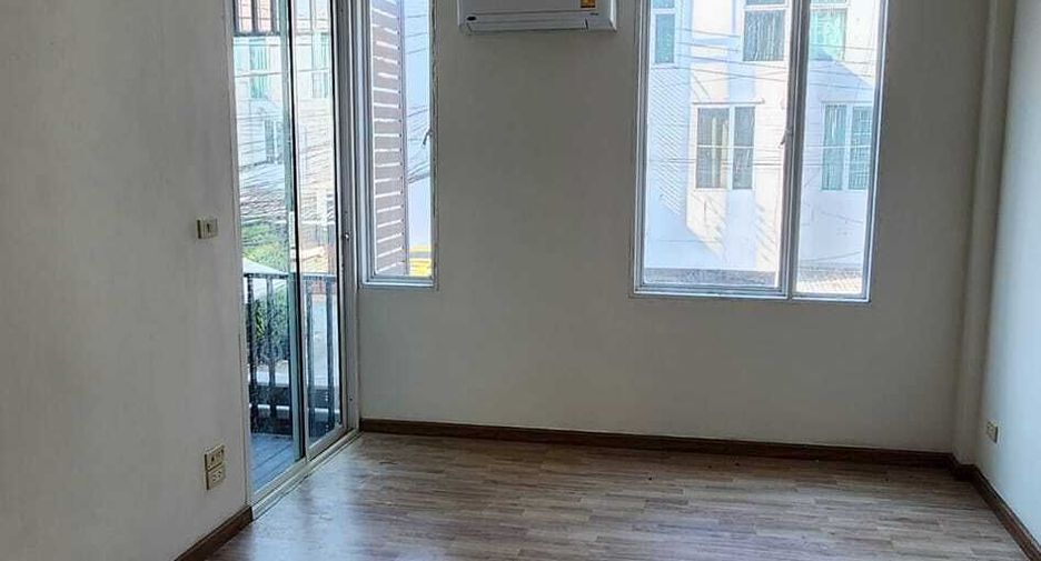 Reihenhaus zur Miete und zum Kauf mit 3 Zimmer in Pak Kret, Nonthaburi