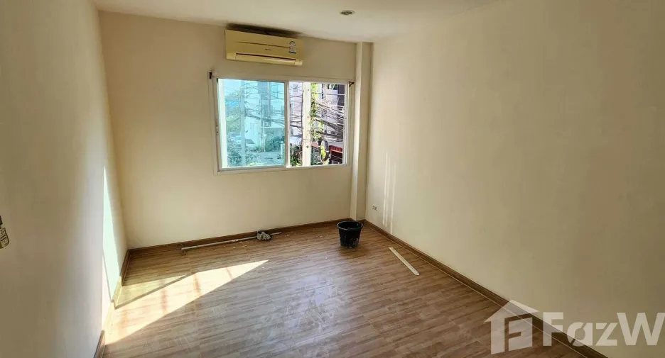 Reihenhaus zur Miete und zum Kauf mit 3 Zimmer in Pak Kret, Nonthaburi