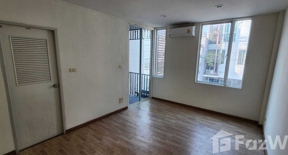 Reihenhaus zur Miete und zum Kauf mit 3 Zimmer in Pak Kret, Nonthaburi